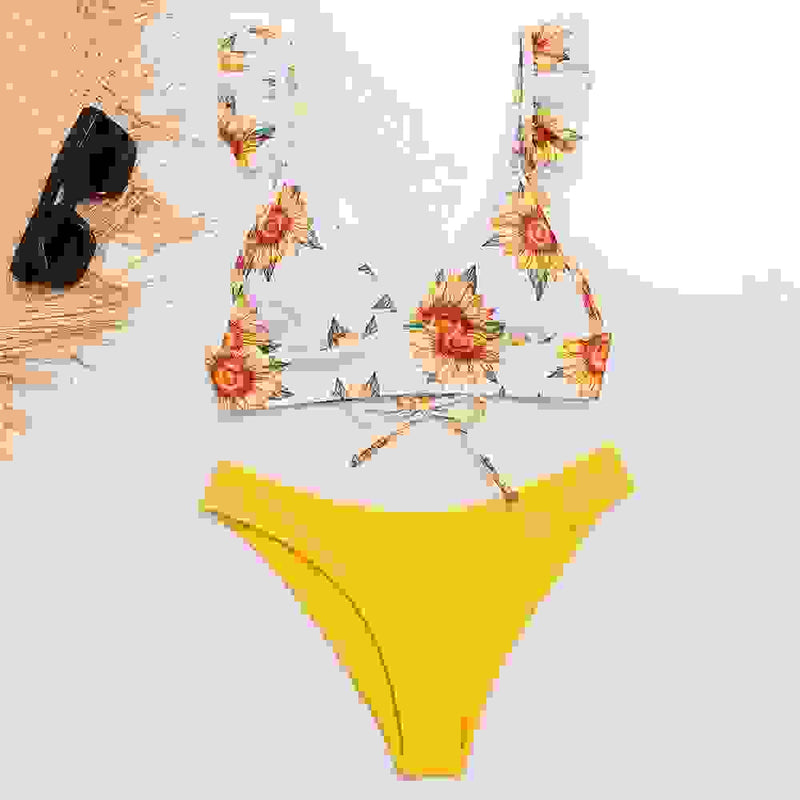 White sunflower print bikini top with bright yellow padded bikini bottom. Feminine padded biquini for trendy beachwear.